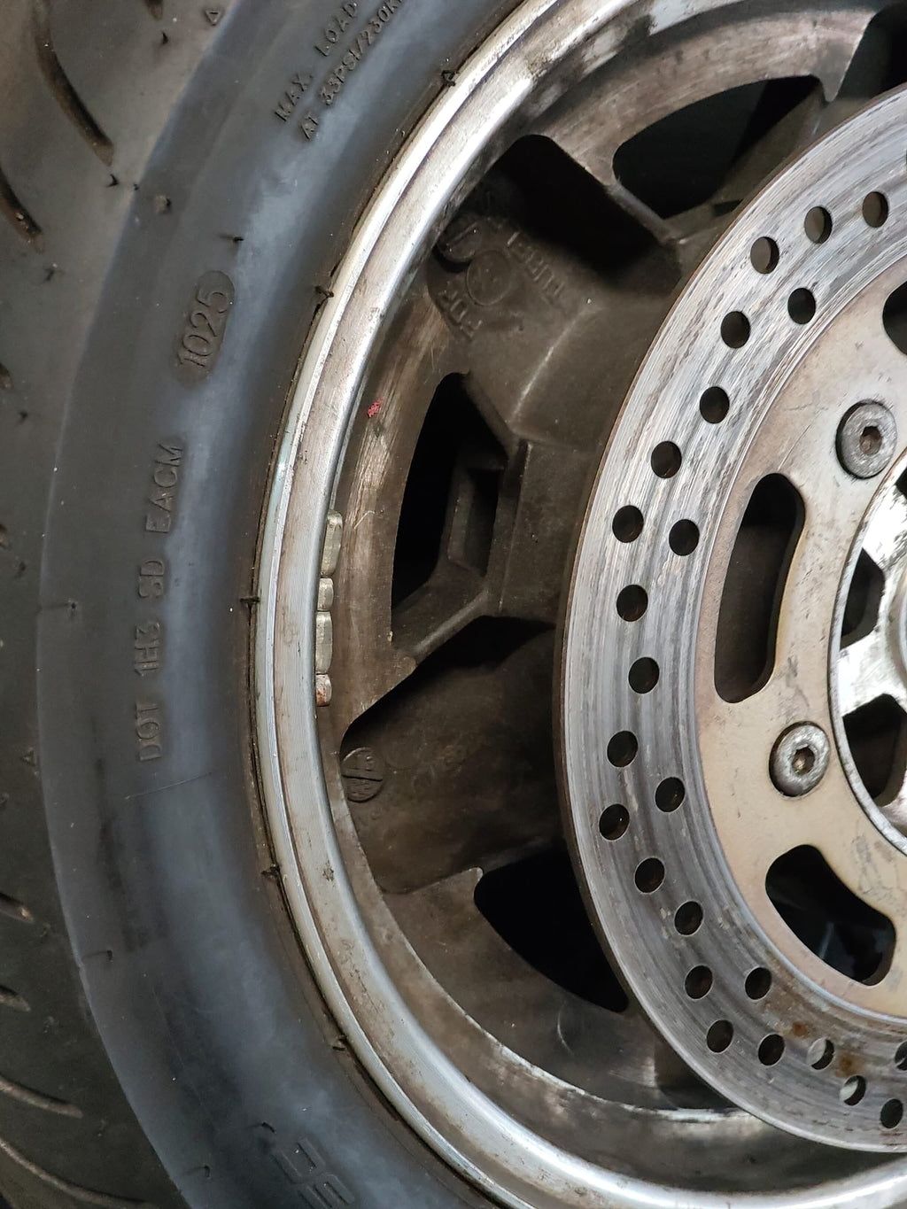 Ruota Burgman 400 - interno cerchio con valvola