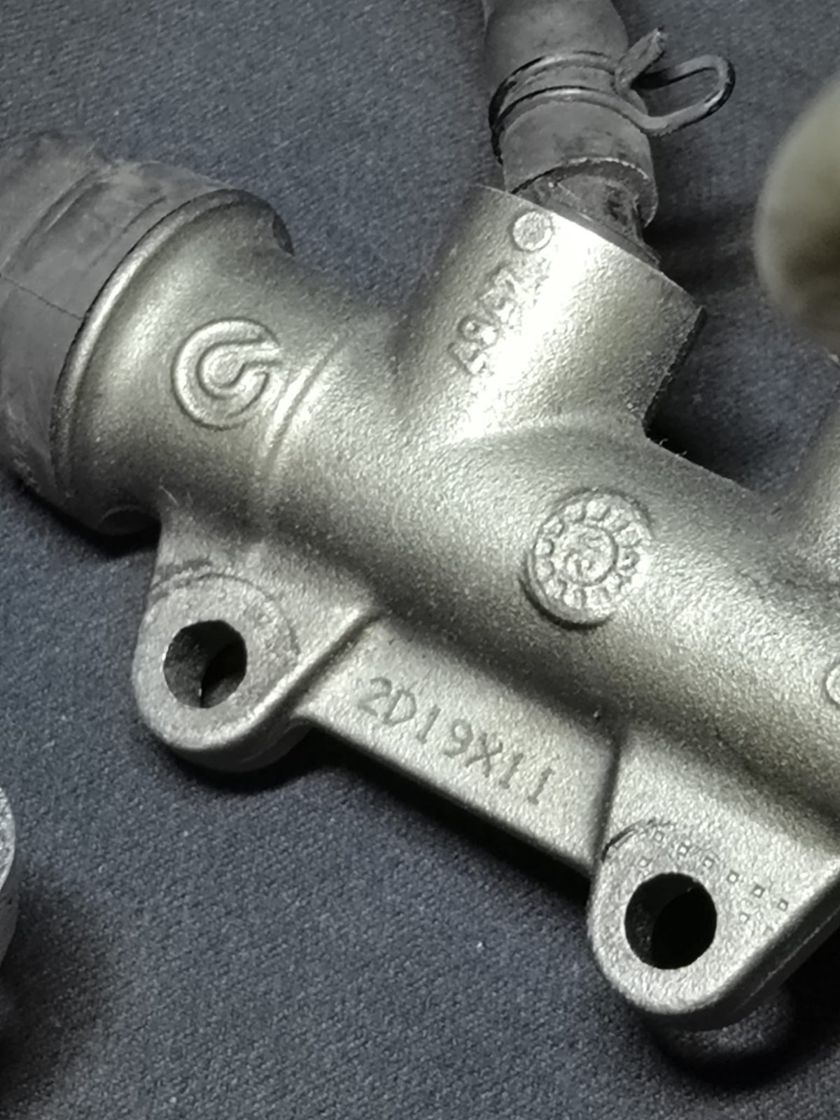 Pompa freno posteriore Brembo - dettaglio corpo pompa codice 2D19X1.1