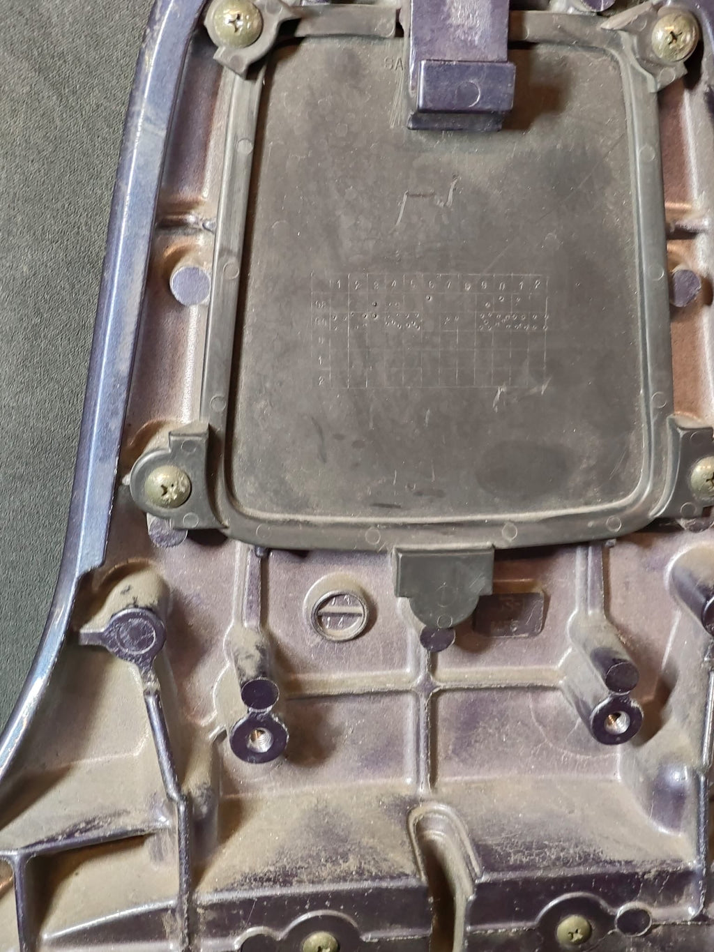 Pannello sottosella Burgman 400 - dettaglio porta fusibili interno