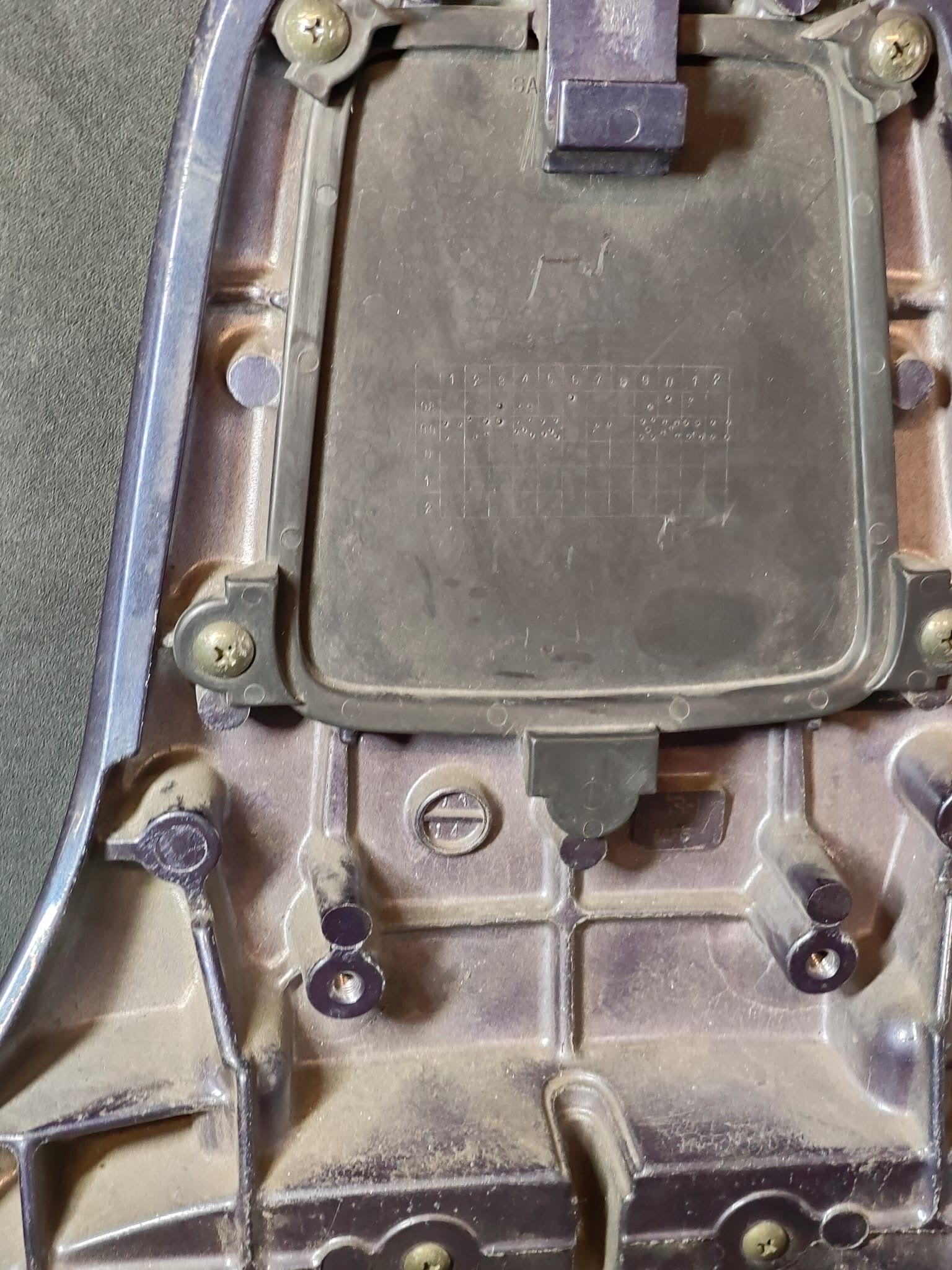 Pannello sottosella Burgman 400 - dettaglio porta fusibili interno