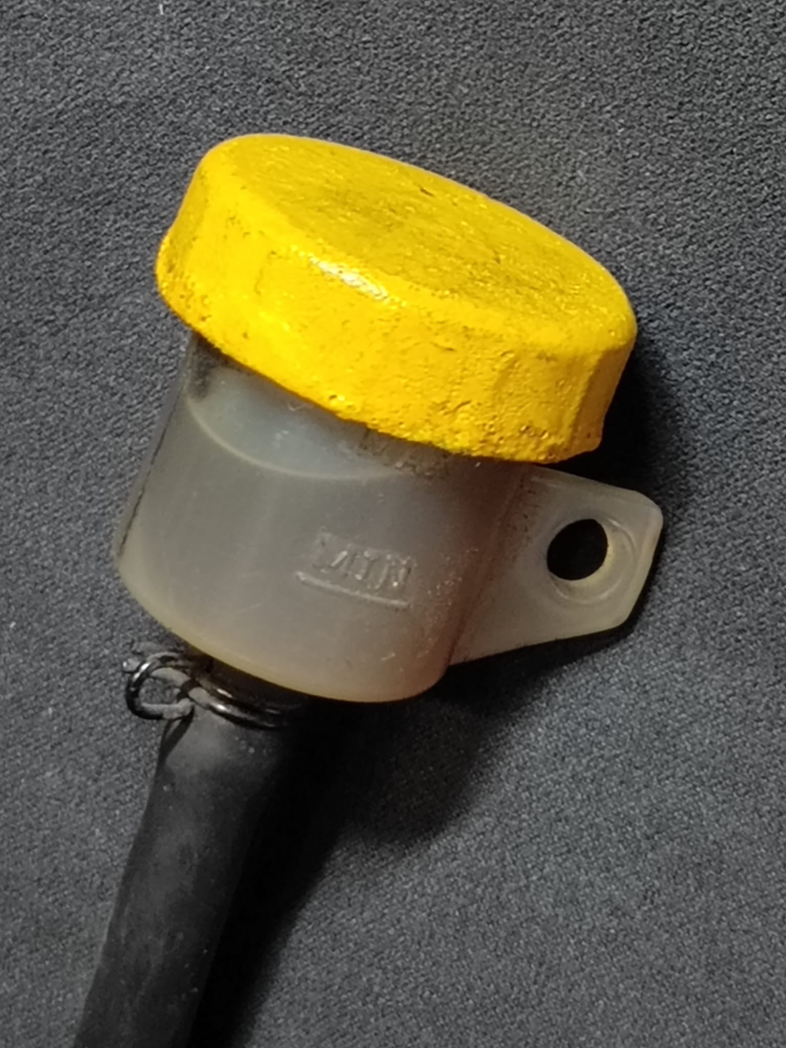 Serbatoio liquido freno con tappo giallo