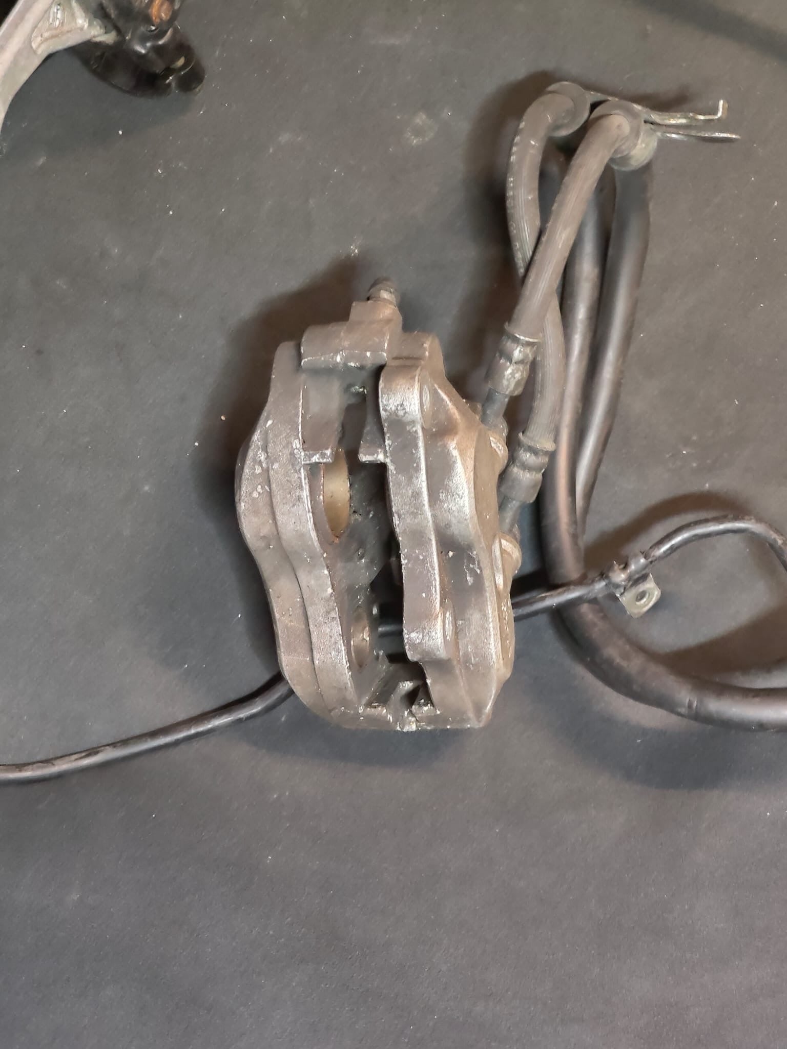 Pinza anteriore Nissin a 4 pistoncini - dettaglio
