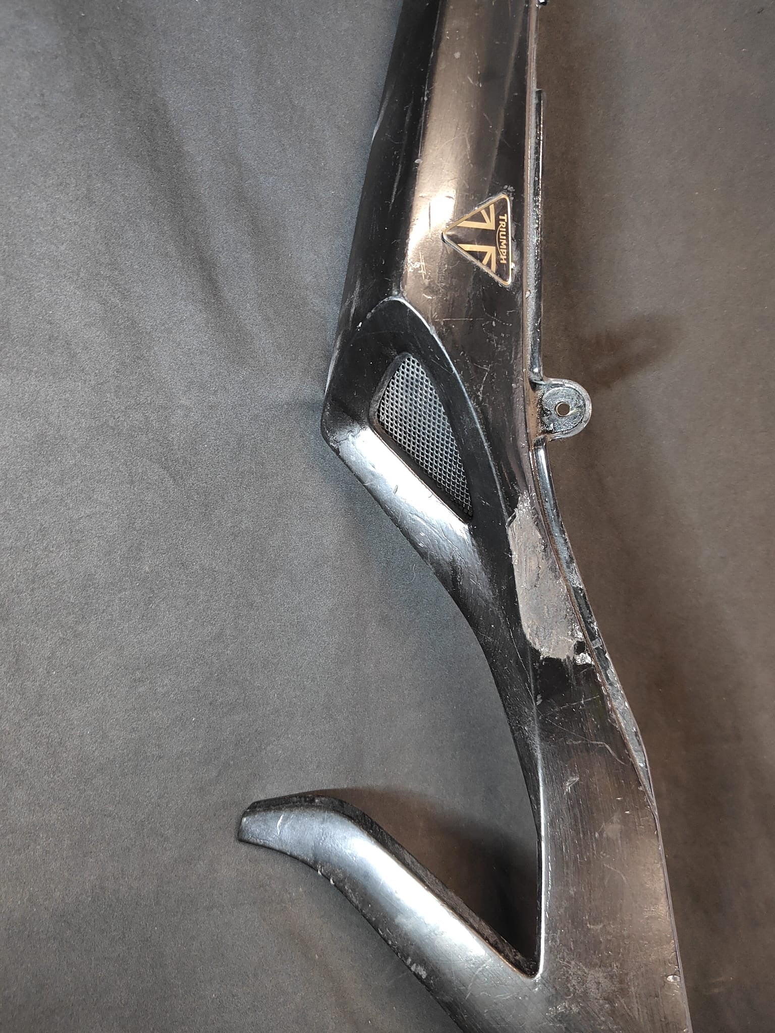 Fiancata carena Triumph 1050 - dettaglio logo e griglia aerazione